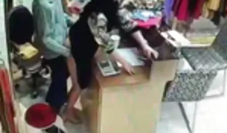 Kegembiraan santai dua pacar biseksual dengan anggota pria di belakang layar situs bokep online indonesia