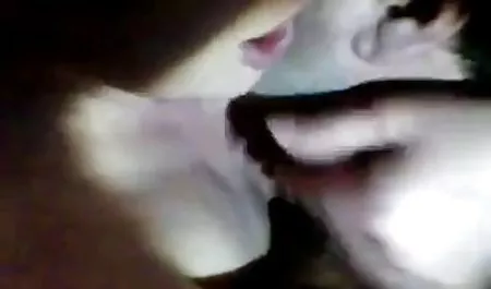 Gadis berseragam sekolah sex onlen indo menunjukkan vaginanya