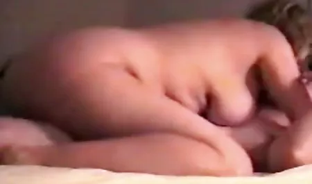 Jalang bokep online indo terbaru menempatkan anusnya di bawah ayam besar