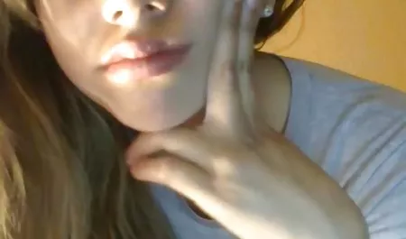 Brunette Busty indo sex online menyenangkan pacarnya