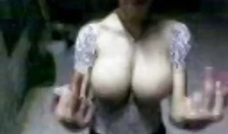 Seorang gadis dari bf online indo Thailand dengan rajin menyenangkan ayam temannya